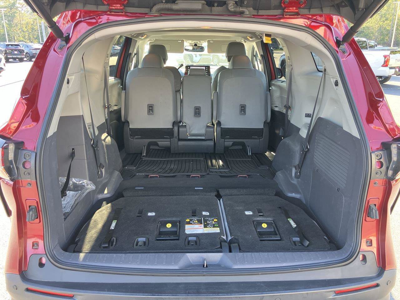 Used 2023 Toyota Sienna XLE FWD image 27
