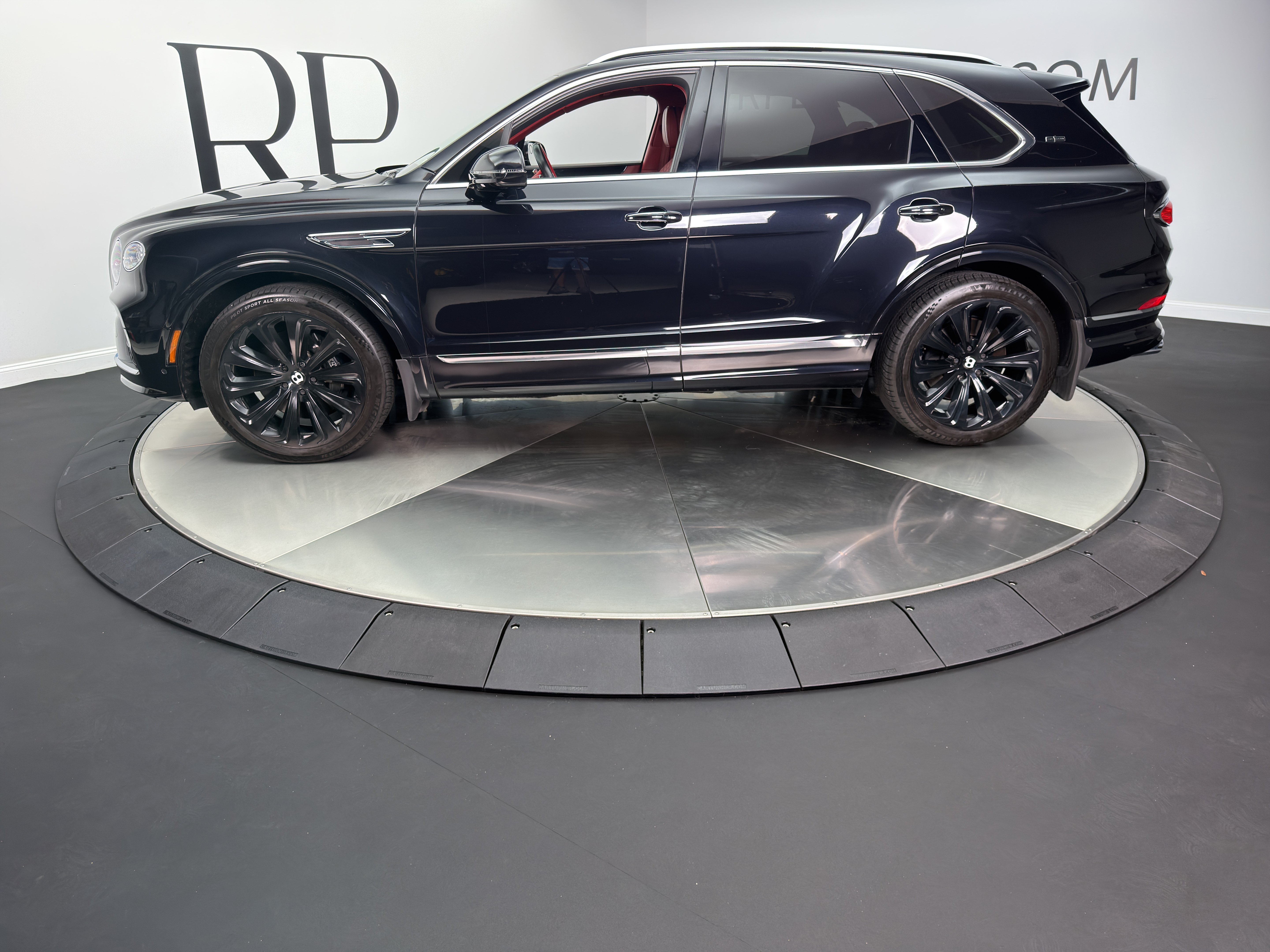 Used 2021 Bentley Bentayga w/ First Edition Specification AWD/4WD image 3
