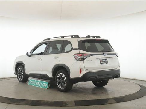 Used 2025 Subaru Forester Premium image 8