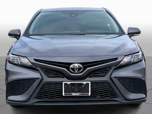 Used 2022 Toyota Camry SE image 3