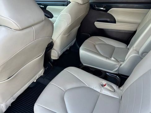 Used 2022 Toyota Highlander XLE AWD/4WD image 14