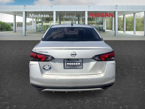 Used 2022 Nissan Versa S FWD image 4