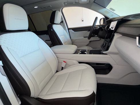 Used 2024 GMC Acadia Denali w/ Super Cruise Package image 31