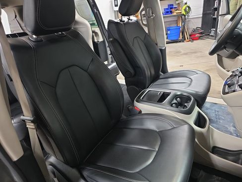 Used 2023 Chrysler Pacifica Touring-L FWD image 10