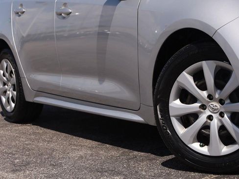 Used 2022 Toyota Corolla LE FWD image 3