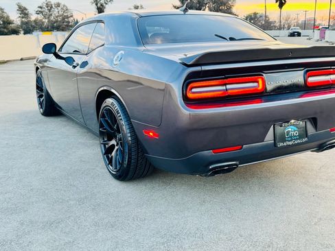 Used 2016 Dodge Challenger SRT w/ Technology Group image 18