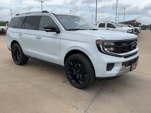 Used 2025 Ford Expedition Platinum AWD/4WD image 3