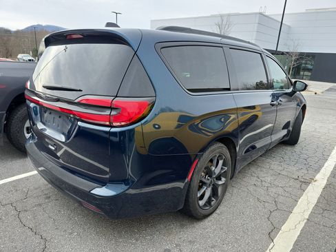 Used 2023 Chrysler Pacifica Touring-L w/ S Appearance Package image 2