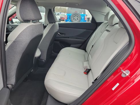 Used 2023 Hyundai Elantra Limited image 12