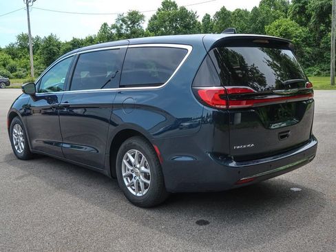 Used 2023 Chrysler Pacifica Touring-L FWD image 12