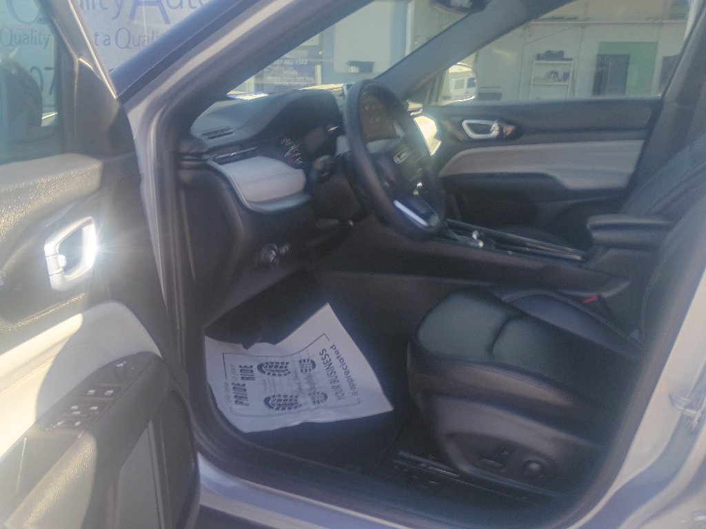 Used 2025 Jeep Compass Limited AWD/4WD image 10
