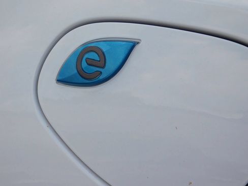 Used 2024 Chrysler Pacifica Limited FWD image 12
