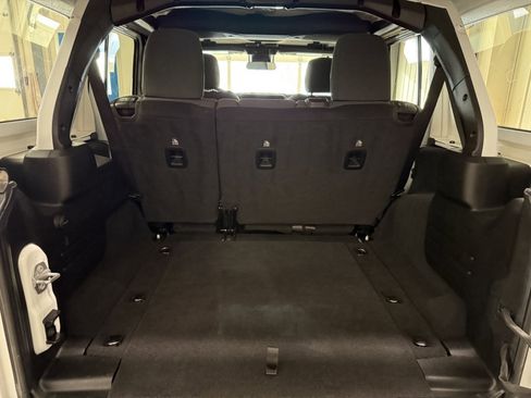 Used 2025 Jeep Wrangler Sahara image 14