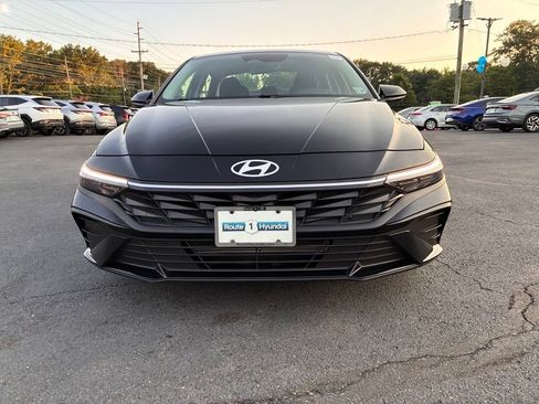 Used 2025 Hyundai Elantra SE FWD image 2