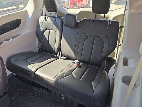 Used 2017 Chrysler Pacifica Touring-L Plus w/ Tire & Wheel Group FWD image 20
