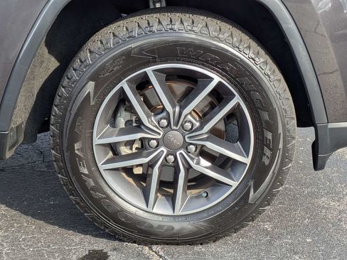 Used 2019 Jeep Grand Cherokee Laredo w/ 18" Wheel & 8.4" Radio Group AWD/4WD image 11