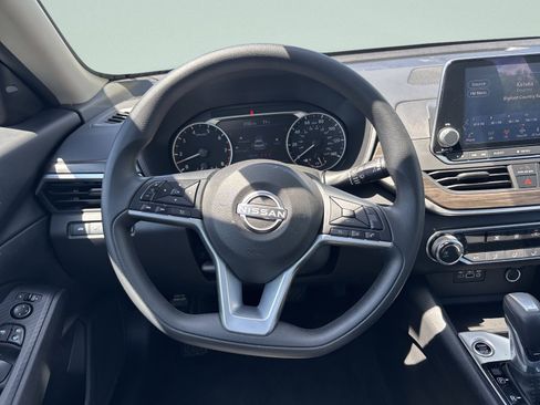 Used 2025 Nissan Altima 2.5 SV FWD image 23
