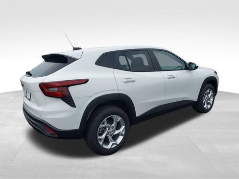 New 2026 Chevrolet Trax LS w/ LS Convenience Package FWD image 5