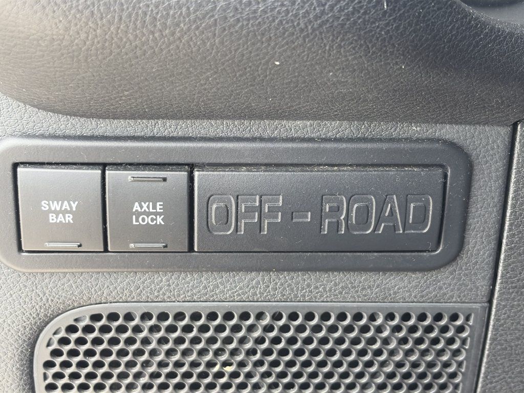 Used 2018 Jeep Wrangler Unlimited Rubicon w/ Connectivity Group AWD/4WD image 10