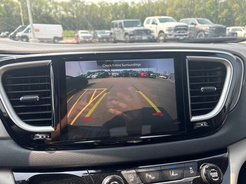 Used 2023 Chrysler Pacifica Touring-L FWD image 16