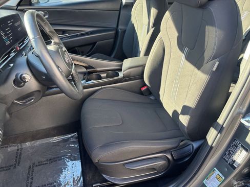 Used 2025 Hyundai Elantra SEL image 33