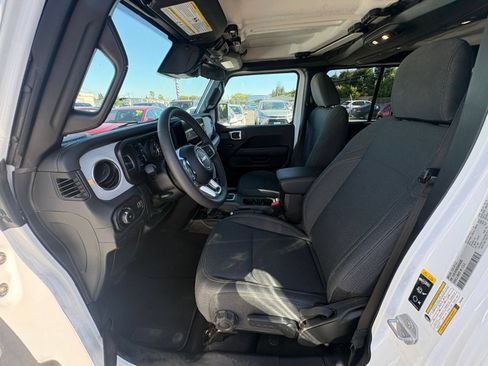 Used 2025 Jeep Wrangler Unlimited Sahara AWD/4WD image 27