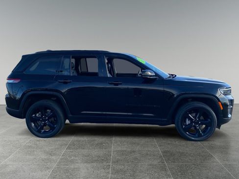Used 2023 Jeep Grand Cherokee Altitude AWD/4WD image 6