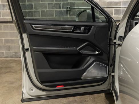 Used 2021 Porsche Cayenne Turbo S image 38