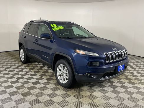 Used 2018 Jeep Cherokee Latitude Plus w/ Cold Weather Group AWD/4WD image 25