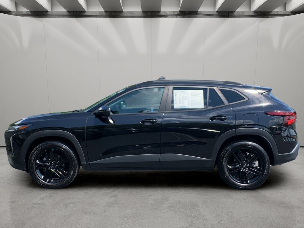 Used 2024 Chevrolet Trax ACTIV w/ Sunroof Package FWD image 2