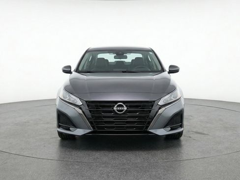 Used 2025 Nissan Altima 2.5 SV FWD image 2