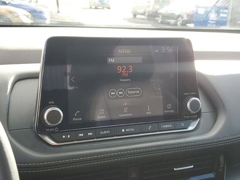 Used 2022 Nissan Rogue SV w/ SV Premium Package image 18