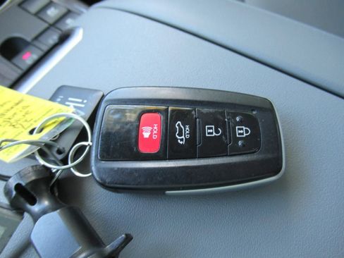 Used 2023 Toyota Highlander Limited FWD image 32