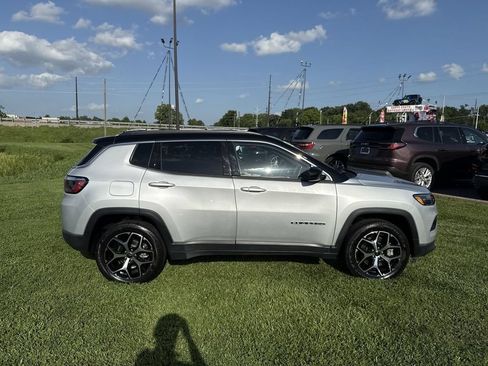 Used 2025 Jeep Compass Limited AWD/4WD image 14