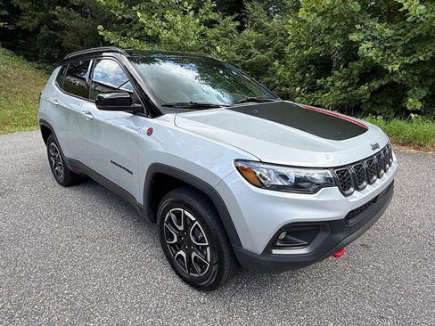 Used 2024 Jeep Compass Trailhawk AWD/4WD image 4