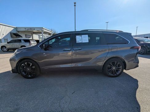 Used 2021 Toyota Sienna XSE w/ XSE Plus Package image 6