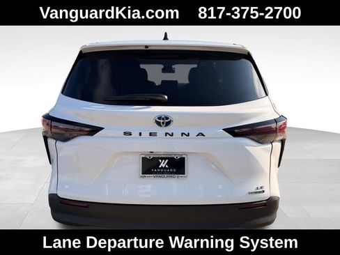 Used 2024 Toyota Sienna LE image 3
