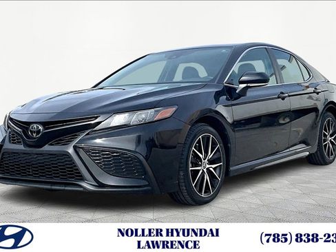 Used 2023 Toyota Camry SE image 1