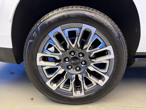 Used 2023 GMC Yukon XL Denali Ultimate AWD/4WD image 9