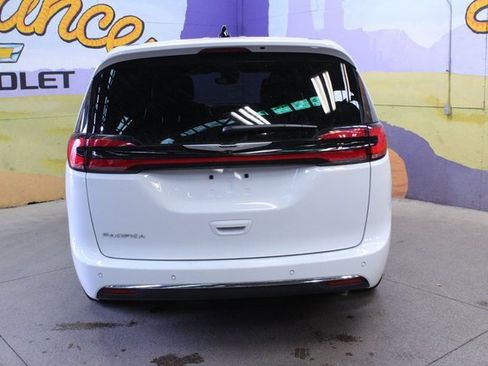 Used 2025 Chrysler Pacifica Select image 7