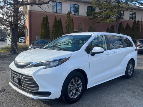 Used 2024 Toyota Sienna LE image 1