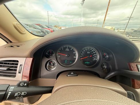 Used 2011 GMC Yukon SLT w/ SLT-2 Equipment Package image 17