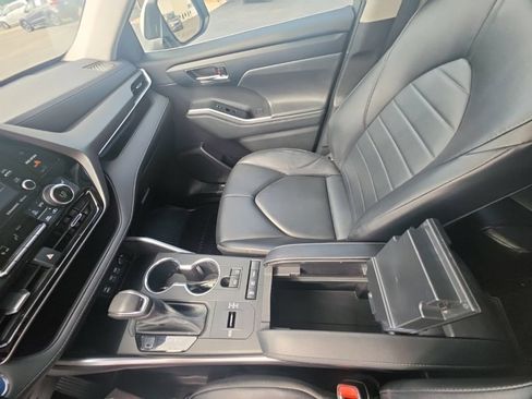Used 2022 Toyota Highlander XLE AWD/4WD image 24