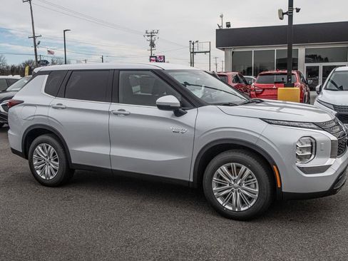 New 2025 Mitsubishi Outlander ES image 8