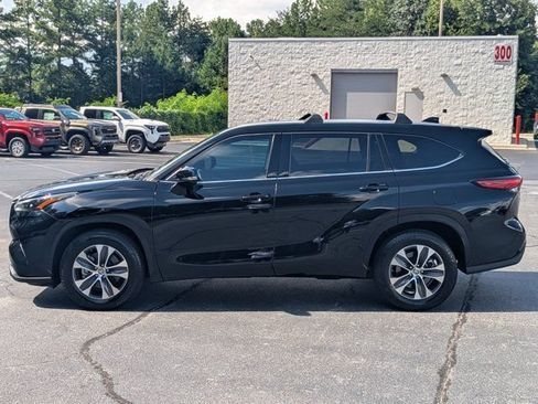Used 2022 Toyota Highlander XLE FWD image 4
