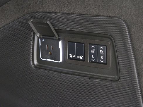 Certified 2025 Cadillac Escalade ESV Sport Platinum image 12