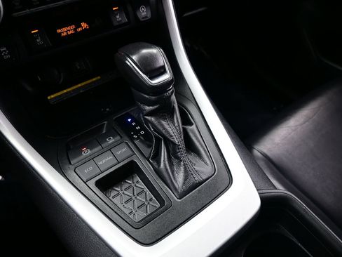 Used 2020 Toyota RAV4 XLE Premium FWD image 21