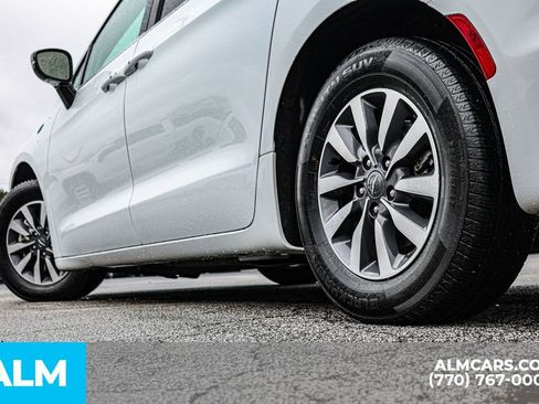 Used 2024 Chrysler Pacifica Select image 16