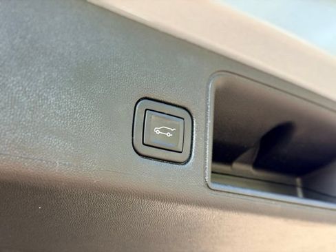 Used 2023 GMC Terrain SLE w/ Driver Convenience Package FWD image 28