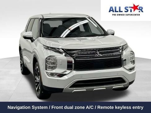 Used 2024 Mitsubishi Outlander SE image 1